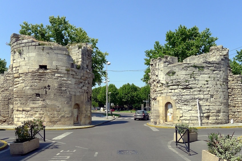 visiter arles et ses alentours