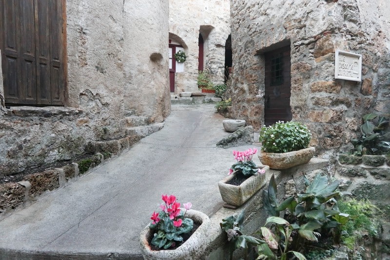 saint guilhem le désert ruelle