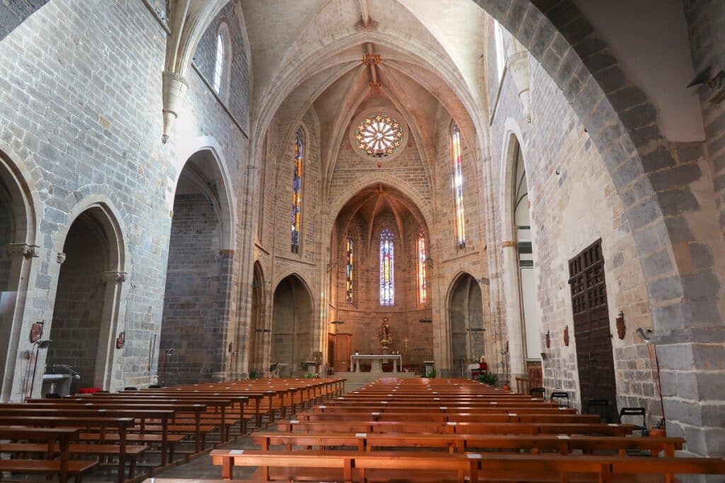 intérieur église sant mateu