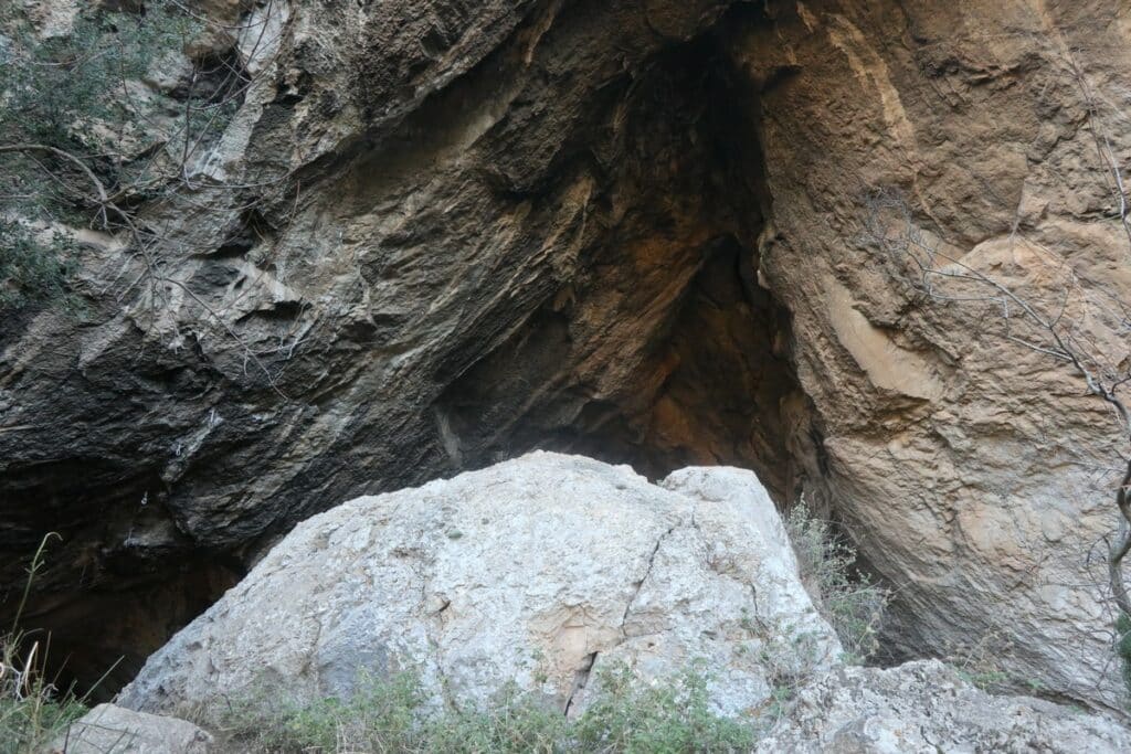 entrée grotte noire montanejos