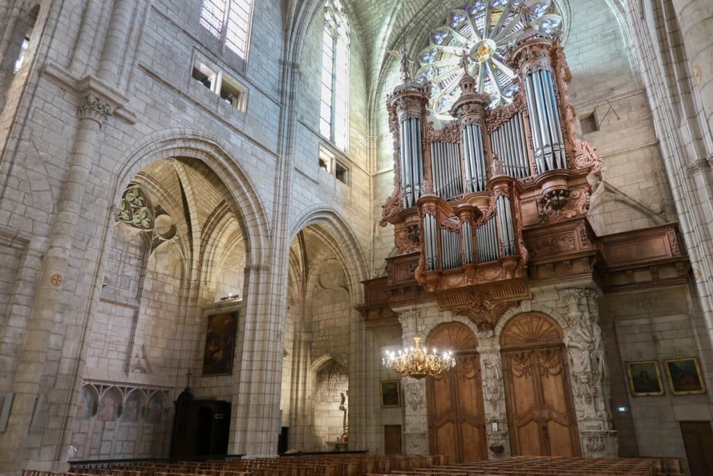 intérieur cathedrale beziers