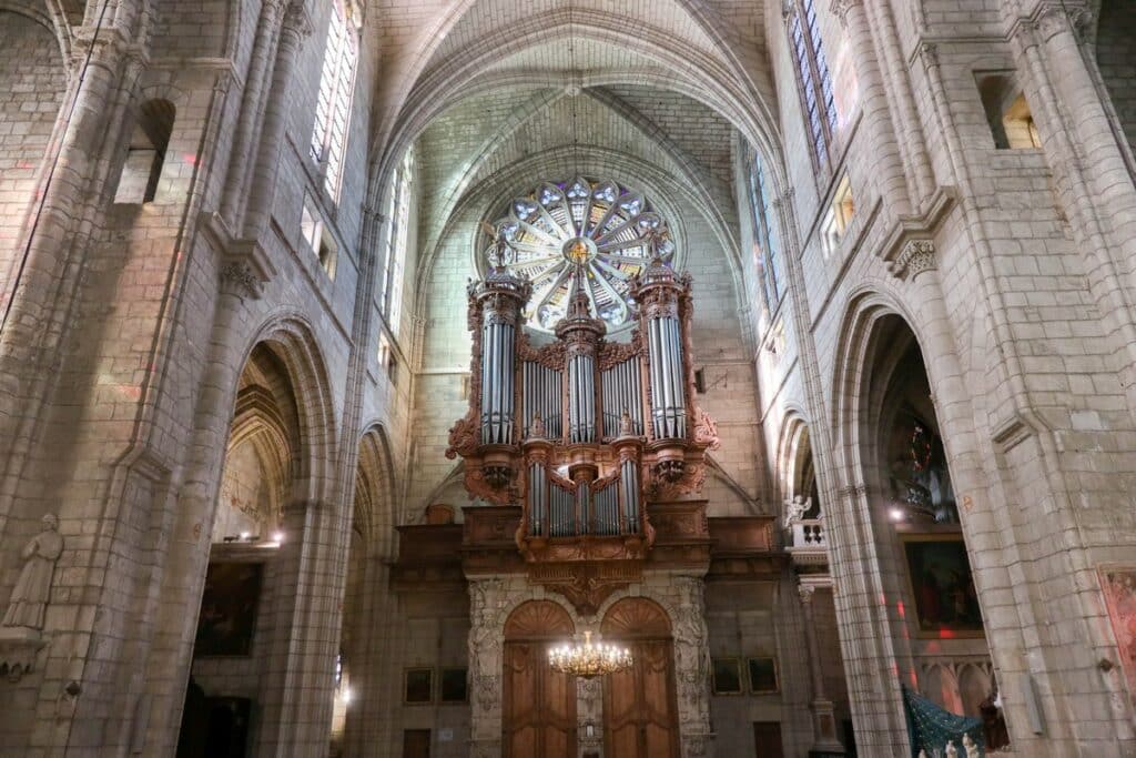 intérieur cathedrale de beziers