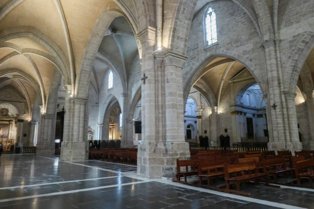 interieur cathedrale valence