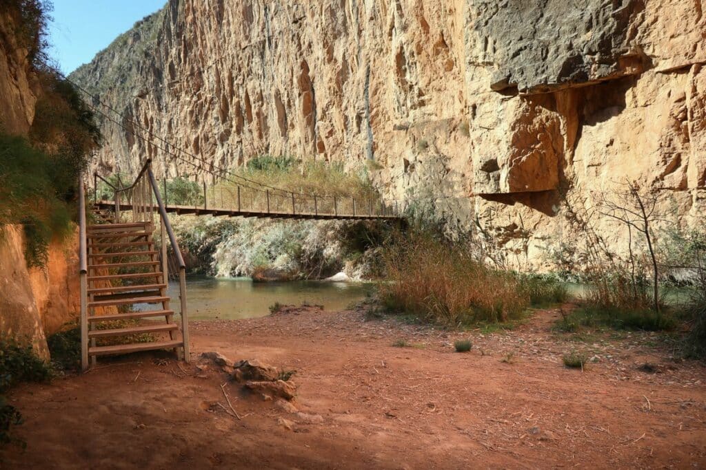 route des ponts suspendus