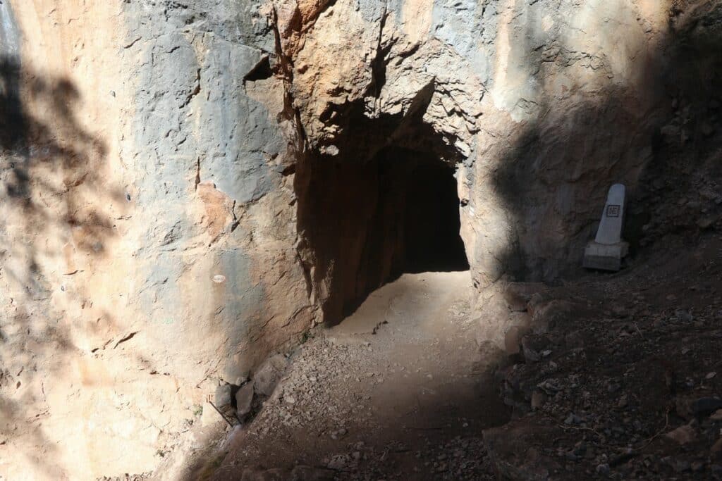 tunnel dans la montagne