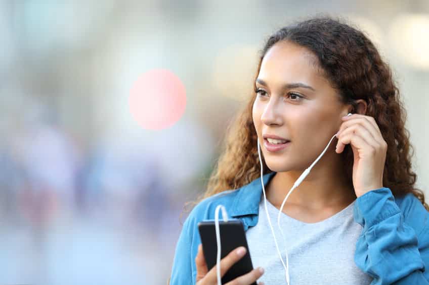 femme qui utilise un audioguide smartphone