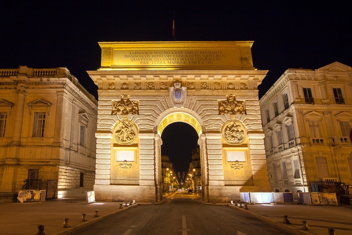 arc de triomphe montpellier nuit