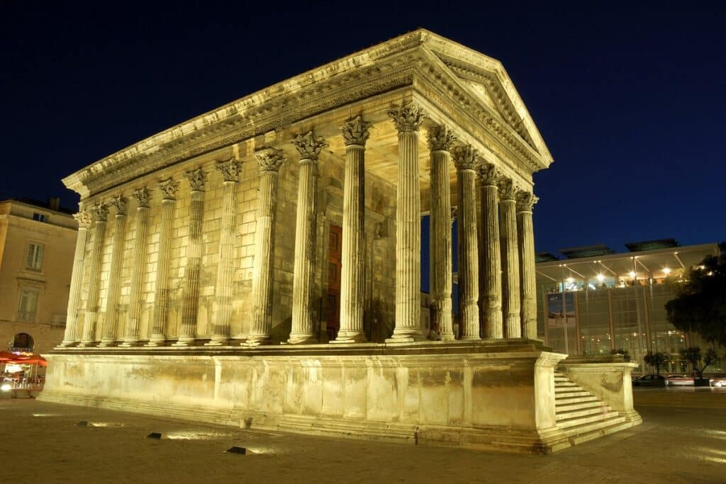 maison carrée de nuit