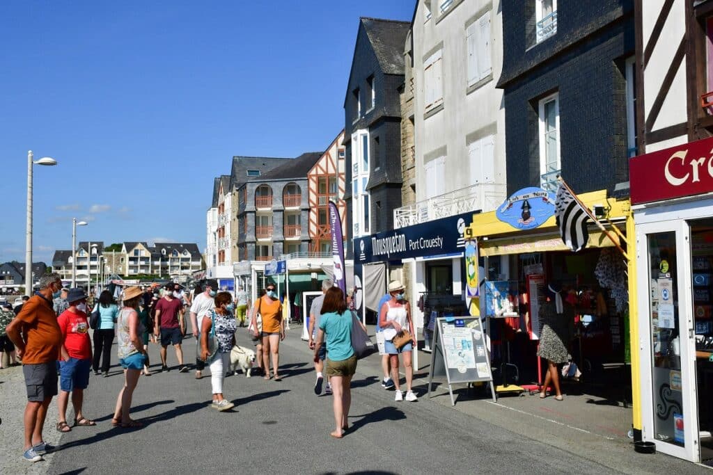 touristes dans la ville d'arzon