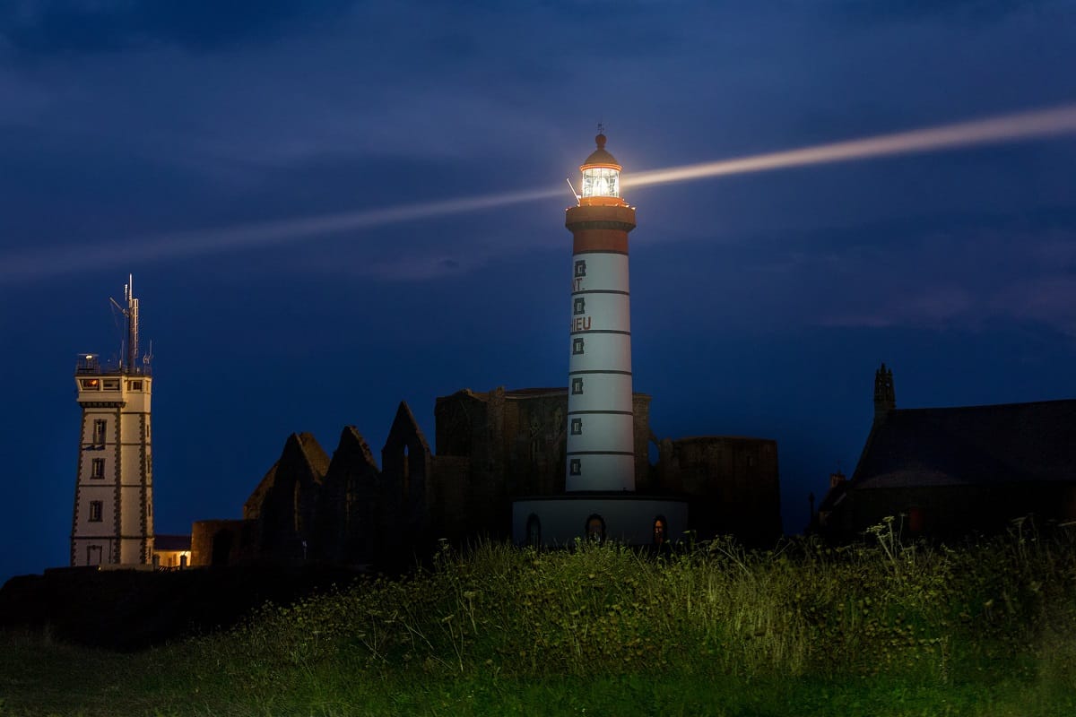 phare saint mathieu de nuit