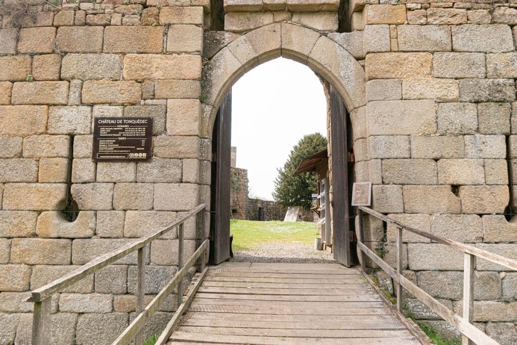 entrée du chateau de tonquedec