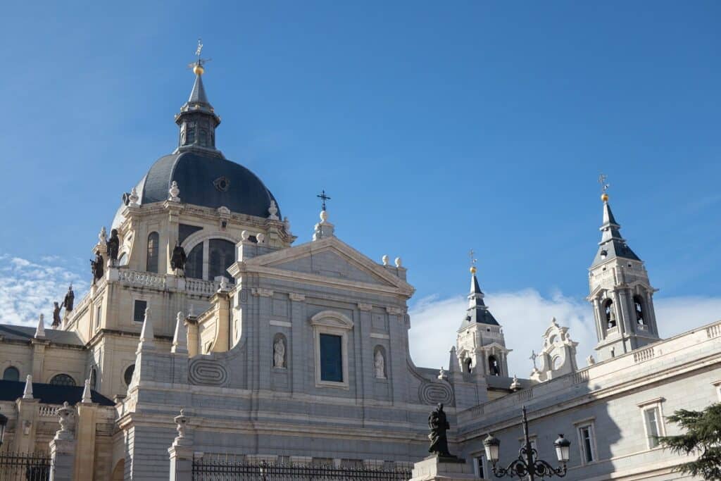 façade cathedrale de madrid