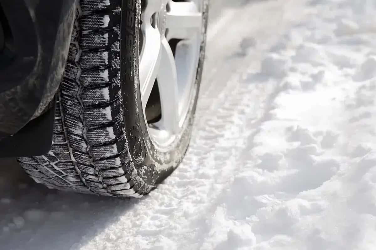 gros plan sur un pneu dans la neige