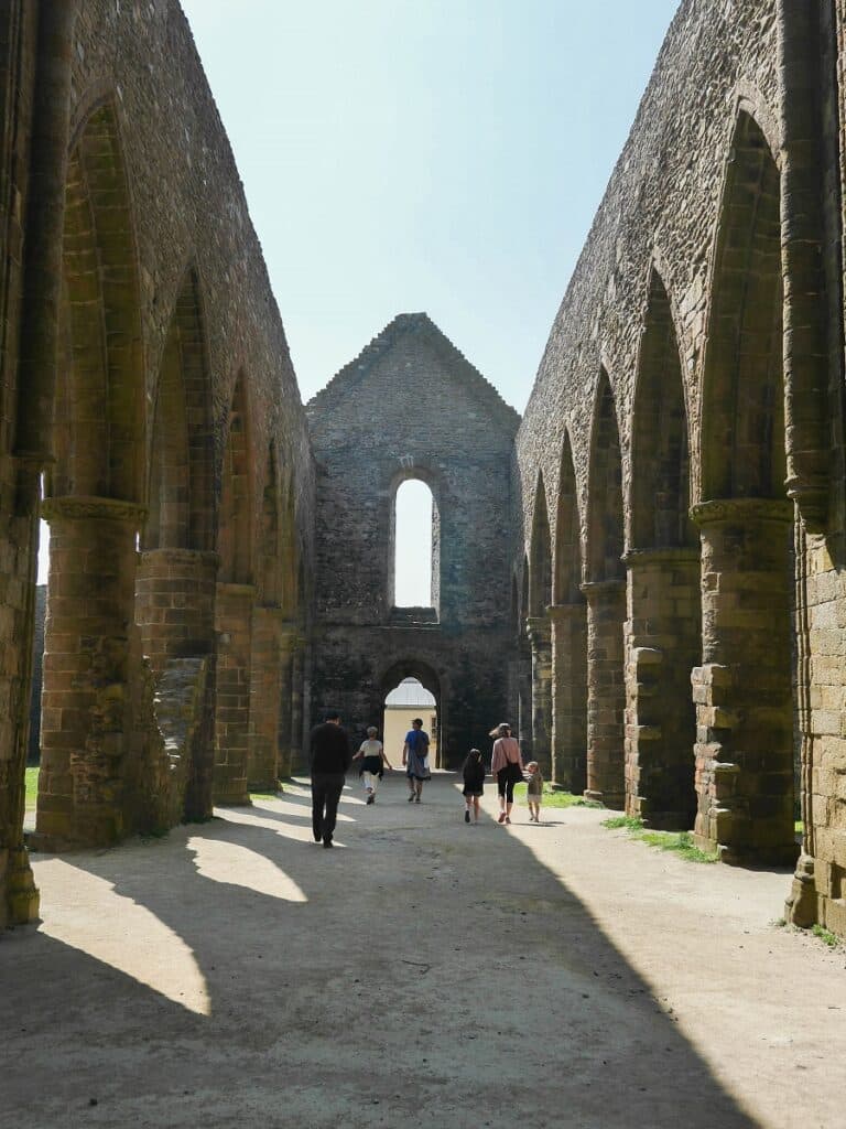 interieur abbaye pointe saint mathieu