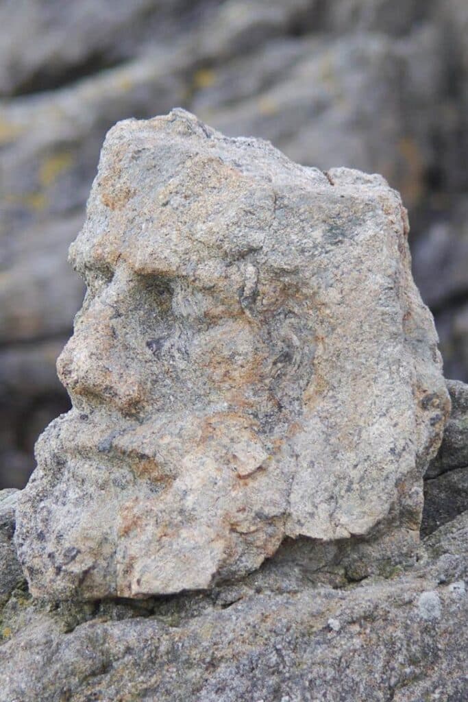 tête sculptée pierre