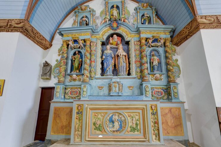 intérieur chapelle sainte anne guimiliau
