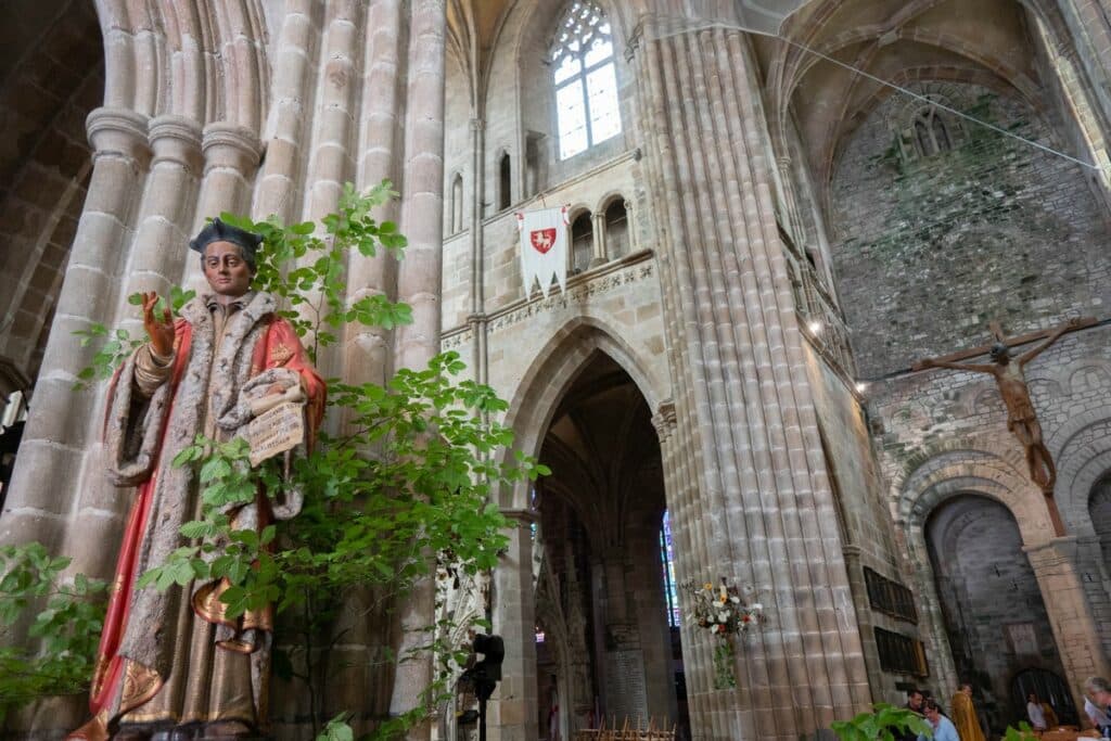 interieur cathedrale treguier