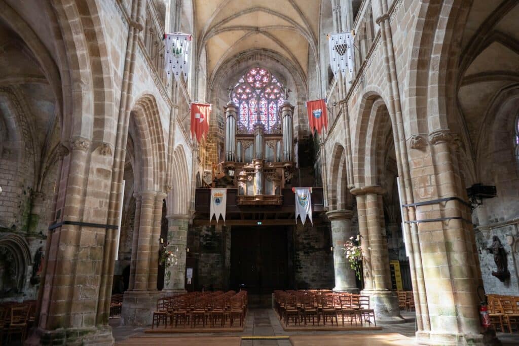 interieur cathedrale treguier
