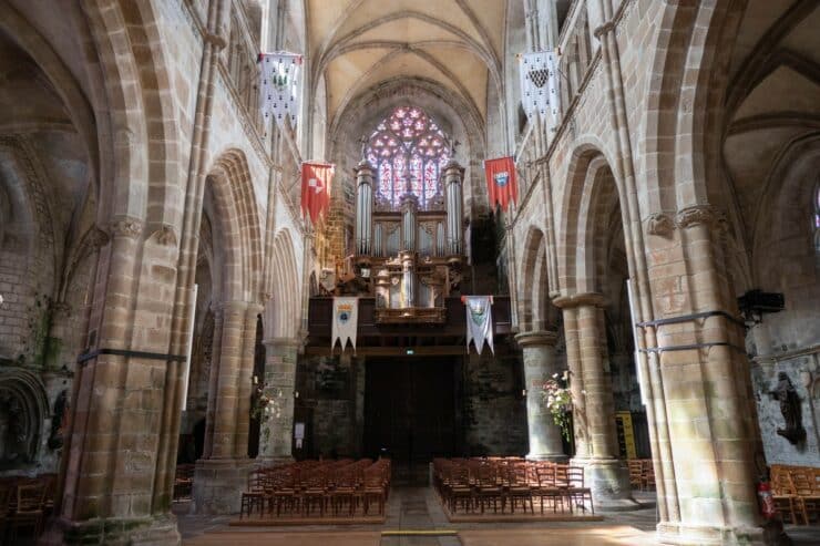 interieur cathedrale treguier