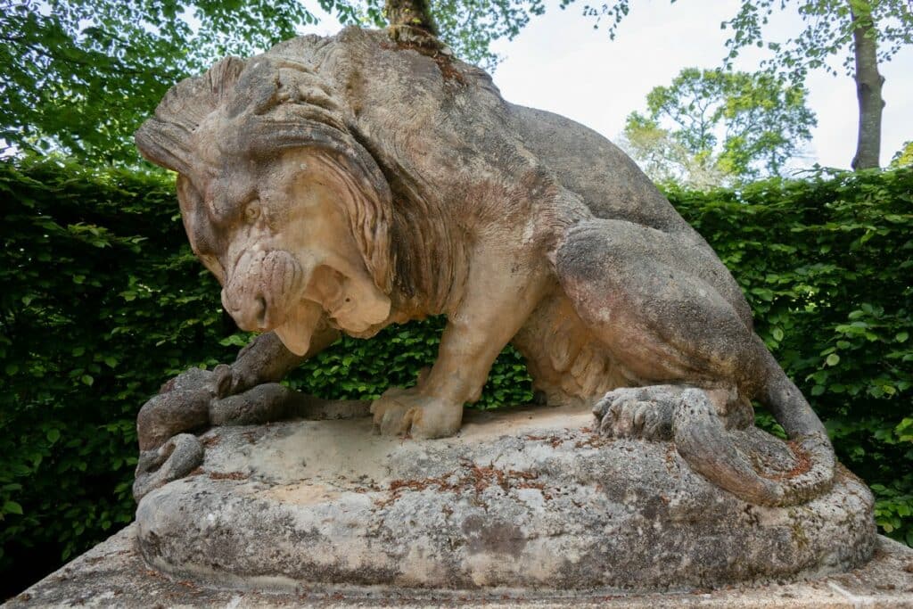 sculpture lion