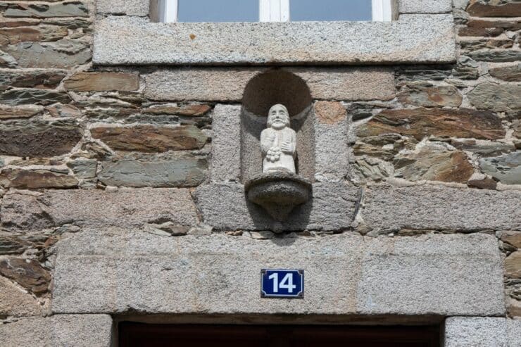 petite statuette au dessus porte