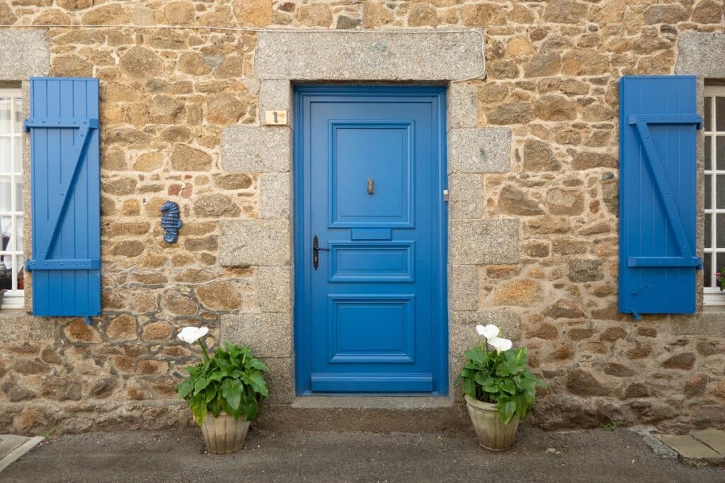 maison granit aux fenetres bleues