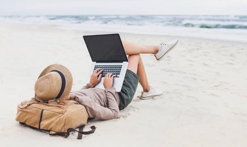 vacances plage en ligne ordinateur