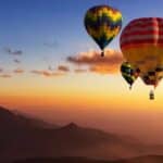 montgolfières surplombant le paysage