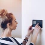 femme allume alarme dans sa maison