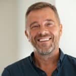 gros plan visage homme souriant