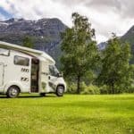 camping-car en montagne entouré de nature