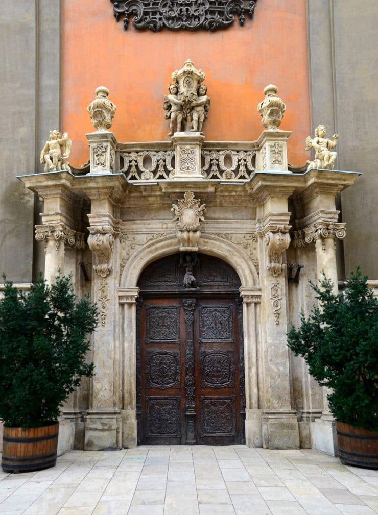 porte église de l’université budapest