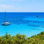 un catamaran près de la plage de Sperone en Corse