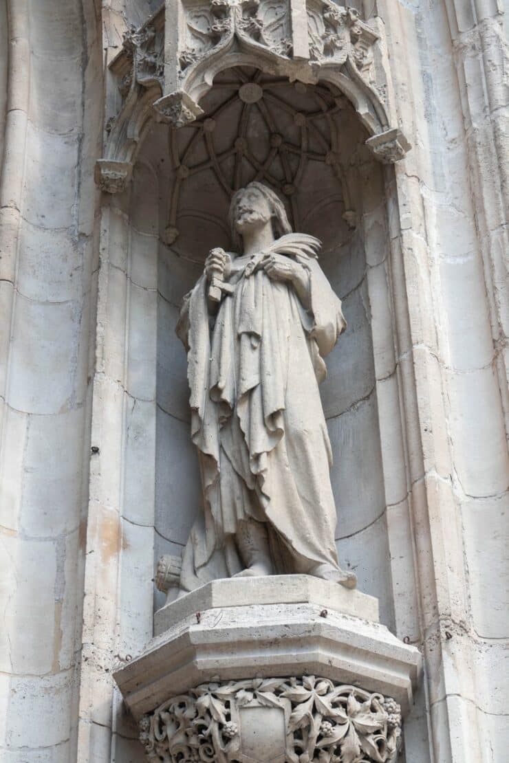 statue