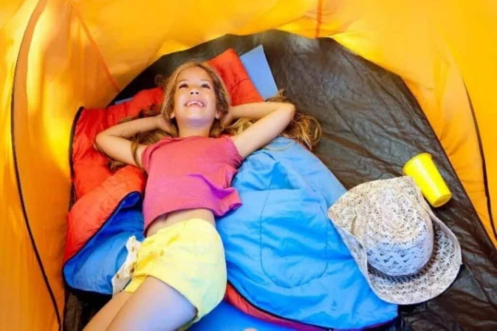 enfant dans une toile de tente camping