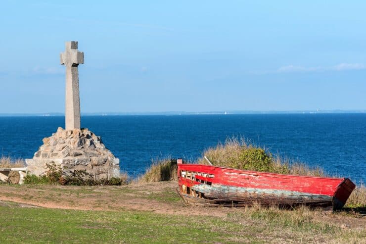 croix en granit et bateau