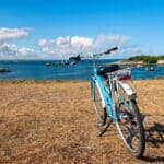 un vélo sur la côte de l'île de Batz