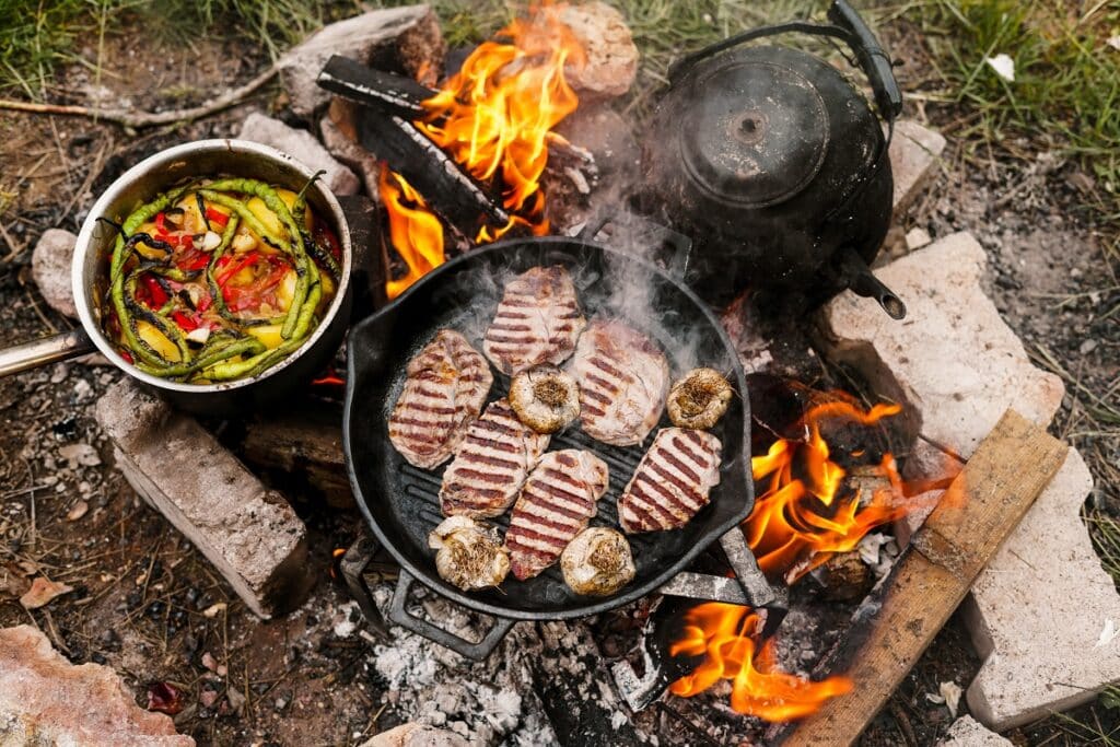 feu de camp plats qui cuisent