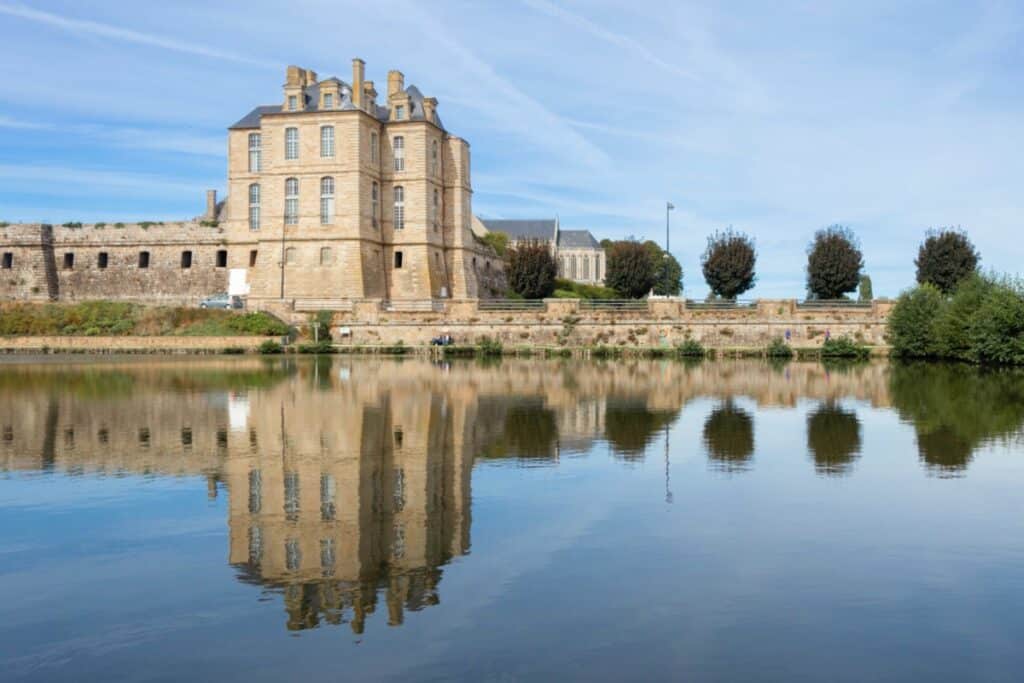 étang et chateau de quintin