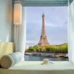chambre d'hôtel avec vue sur la tour Eiffel