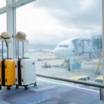 deux valises de voyage à l'aéroport