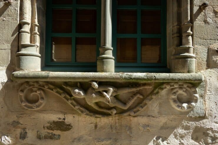 sculpture sous fenetre