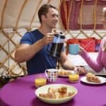 couple prenant leur petit déjeuner dans une yourte