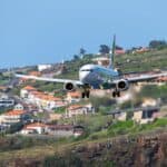 avion qui va se poser dans un aéroport dangereux