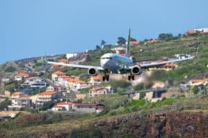 avion qui va se poser dans un aéroport dangereux