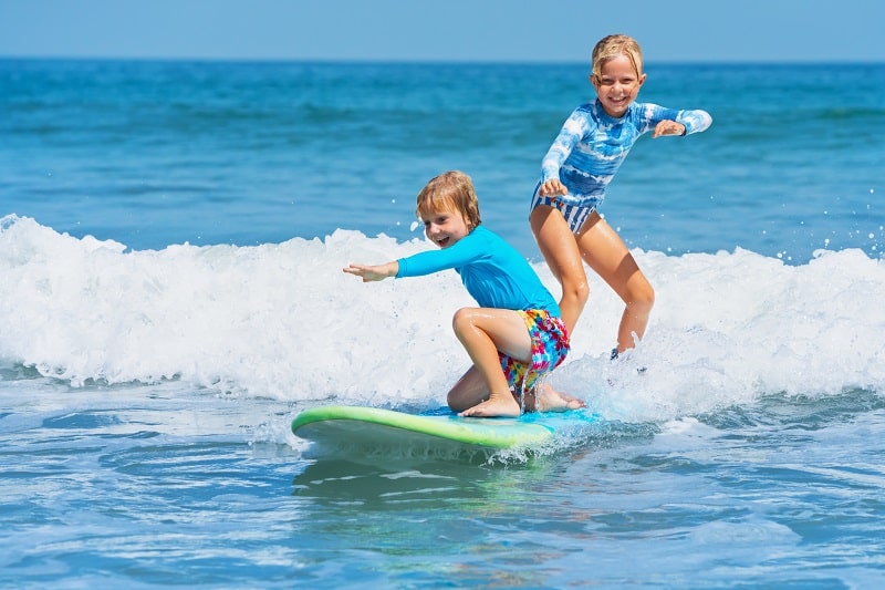 enfants qui font du surf