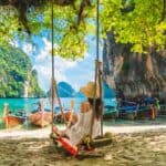 femme sur la plage à Phuket