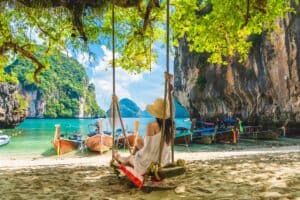 femme sur la plage à Phuket