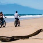 couple en vélo sur la plage de Messanges