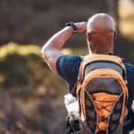homme de dos avec un sac à dos de randonnée